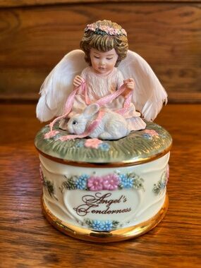 Ardleigh-Elliott "Angel's Tenderness" music box.